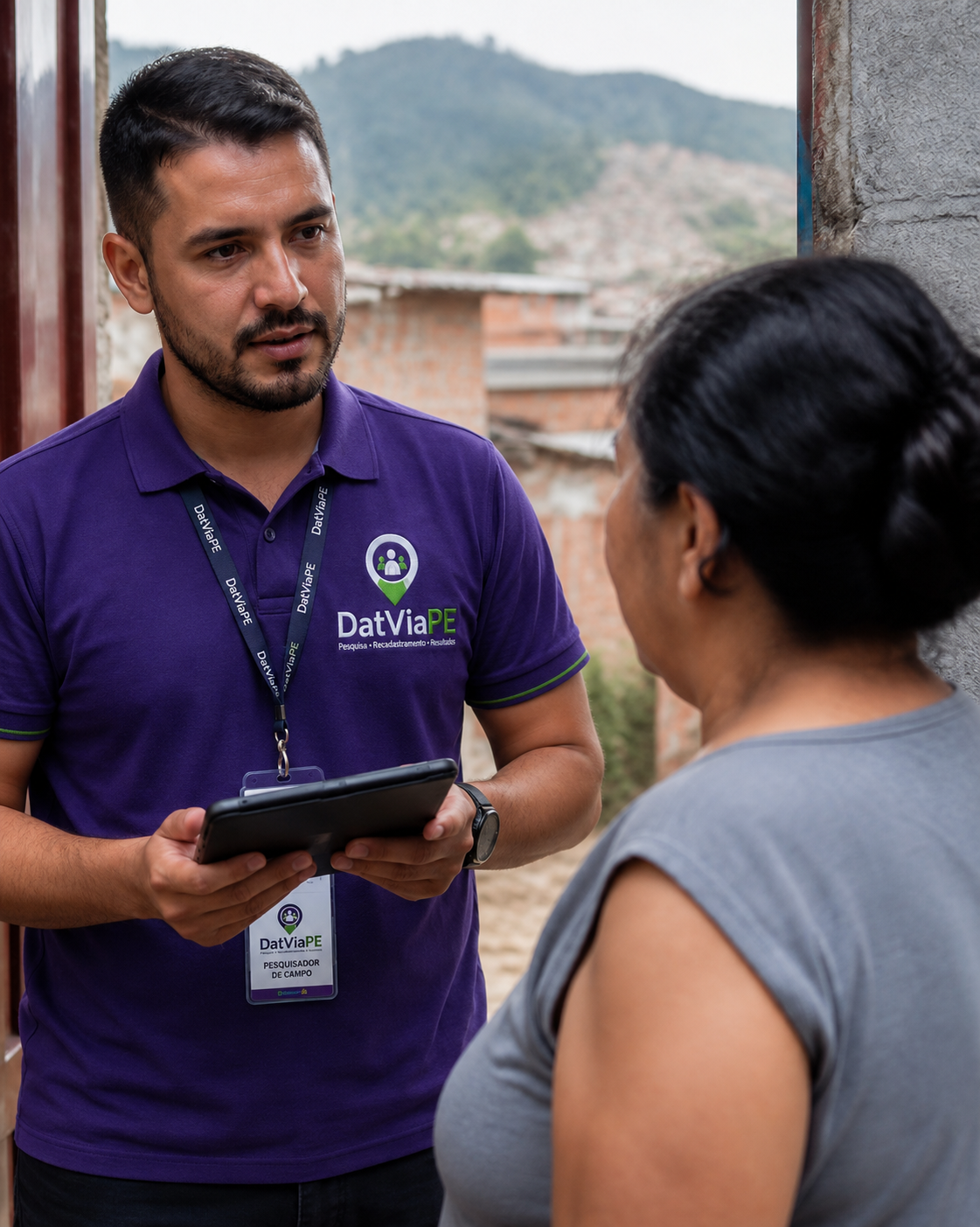 Agente de pesquisa realizando entrevista em residência