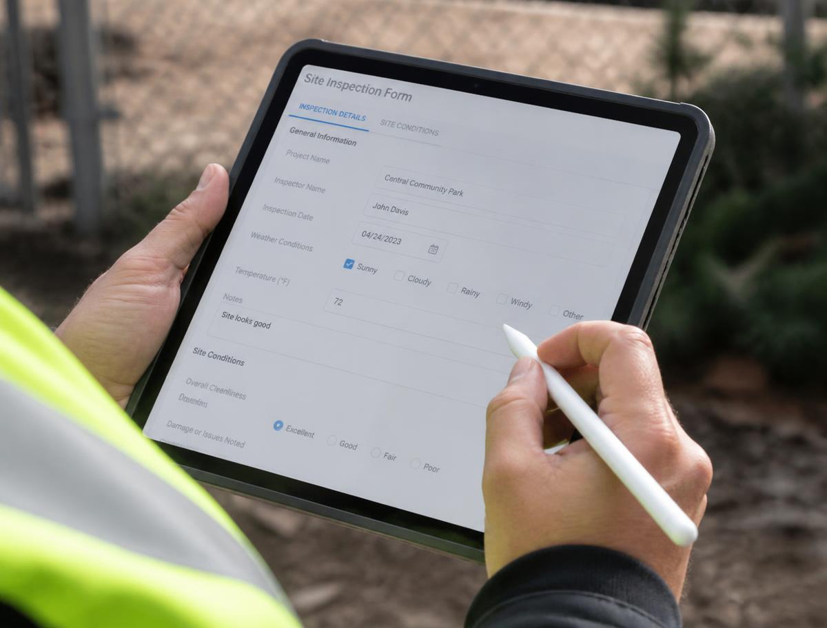 Formulário digital sendo preenchido em tablet durante visita
